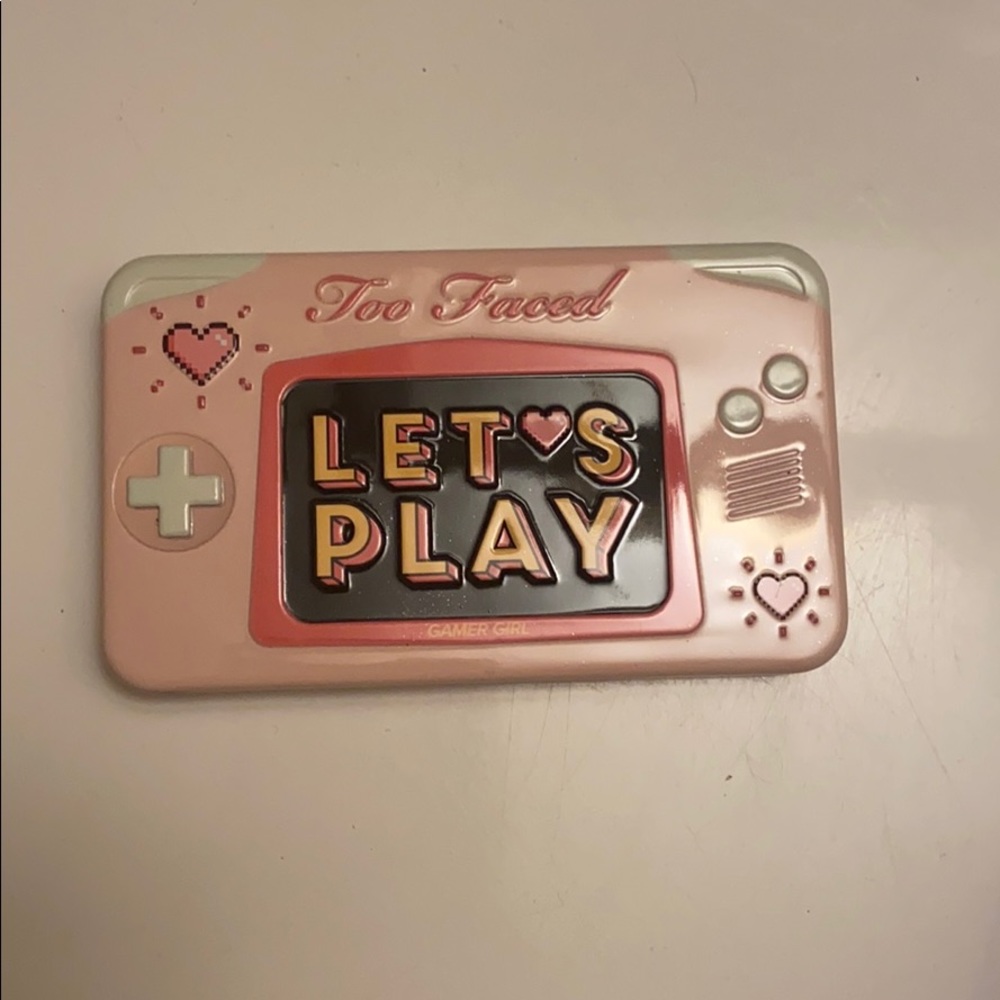 Too faced Let’s play Eyeshadow palette